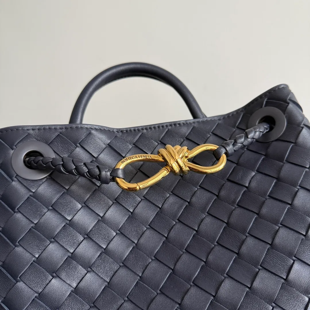 The 2023 new Andiamo batch of 1860 BV has been shipped‼ ️Really popular🔥The new Andiamo woven handbag launched by Bottega Veneta this season is really popular all over the world! ! Celebrities at home and abroad have worn it, and Oscar-winning actress Michelle Yeoh has taken it out on the street. Song Jia, Trai Yara, Yu Feihong, Sanji Ayaka, Rosie Hunting-Whiteley, Yoshioka Riho, etc. have all picked up this bag. It is classic and versatile, showing off its temperament, and the bag capacity is also large, which is very convenient for daily commuting! ! A variety of carrying methods, the shoulder straps can be adjusted by yourself, the original lambskin feels soft and delicate, and the unisex style breaks gender boundaries and brings a more practical and longer-lasting use experience. Andiamo, which has both elegant and casual styles, perfectly interprets the true appearance of "fashionable old money style". Style number: 743568 Size: 25*22*10.5cm